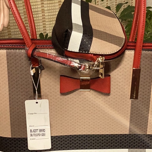 Women’s over the shoulder medium two set hand bag. - Picture 3 of 5